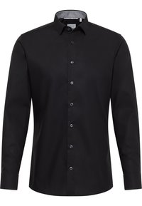 Schwarzes Langarmshirt aus glattem Stoff, mit einem klassischen Kragen, einer Knopfleiste mit sechs Knöpfen und einem kontrastierenden, gemusterten Krageninneren.