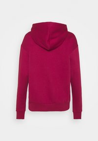 Vinröd hoodie i mjukt material, med dragsko i huvan, långa  ärmar och ribbade muddar och fåll. Inga synliga logotyper eller mönster.