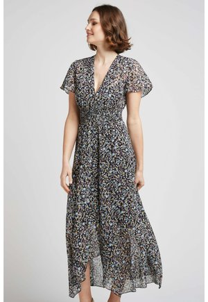Robe maxi florale en tissu noir transparent, avec un décolleté en V, de courtes manches volantées, et une taille froncée, dotée d'un ourlet fluide et légèrement volanté.