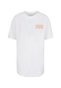 Hvid bomulds T-shirt med korte ærmer, rund hals og et lyse orange "TROPICAL SPRING" grafik på venstre brystområde.