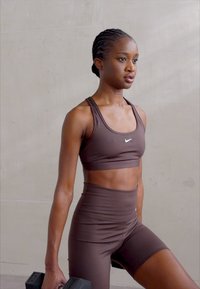 Nike Performance BRA - Sportski grudnjak s blagom potporom - baroque brown/white