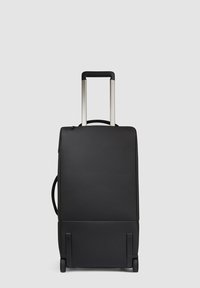 Maleta negra con ruedas, acabado liso, asa resistente y ruedas dobles. Cuenta con cierre de cremallera y asa lateral para transportar.