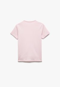Maglietta rosa chiaro a maniche corte, con collo a giro e una texture di cotone liscia. Nessun motivo o grafica visibile sul retro.