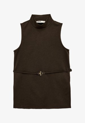 Ärmelloses dunkelbraunes Oberteil mit hohem Kragen und dünnem Gürtel mit goldener Schnalle in der Taille, aus strukturiertem Stoff gefertigt.