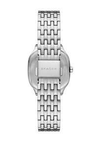 Reloj de metal plateado con un diseño de pulsera trenzada, caja redonda y superficie lisa; presenta el nombre de la marca "SKAGEN" grabado en la parte posterior.