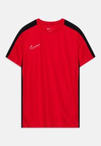 Camiseta atlética roja con lados negros, cuello redondo y mangas cortas. Presenta un logotipo blanco de Nike en el pecho. Material suave, principalmente sintético.