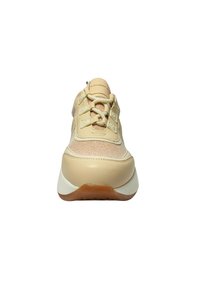 Beige Sportsschuh mit einem Obermaterial aus Mesh und Leder, runder Zehenpartie, dicker weißer Zwischensohle und strukturiertem Gummilaufsohle. Verfügt über eine dekorative Schnürung.