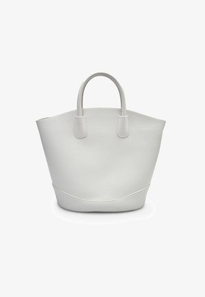 Witte lederen tote bag met een textuur oppervlak, afgeronde bovenkant en twee korte handvatten. Heeft een gebogen naaddetail aan de basis.