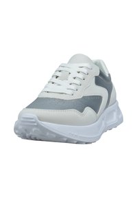 Weißer und grauer Sneaker mit dicker weißer Sohle, Schnürung vorne und strukturiertem Zehenbereich, von einer frontseitigen Perspektive auf einem weißen Hintergrund dargestellt.