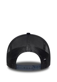 Schwarze Netzmütze mit runder Form, ausgestattet mit einem verstellbaren Kunststoffband auf der Rückseite und strukturiertem Material.