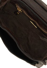 Borsa a mano in pelle marrone con chiusura a zip, caratterizzata da un esterno liscio e un interno foderato in tessuto, con dettagli di tasche e etichette.