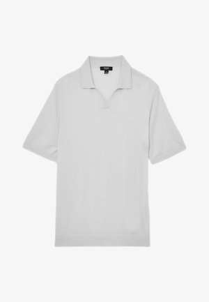 Jednoduché světle šedé polo tričko s krátkým rukávem, otevřeným límcem a žebrovaným lemem, rozložené na bílém pozadí.