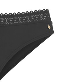 Czarne majtki bikini z falbaną, wyciętymi laserowo talią oraz geometrycznymi wzorami, z małym akcentem w postaci logo w odcieniu złota z boku.