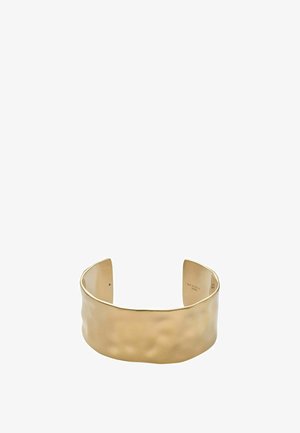 Bracelet en or avec une texture martelée, bords lisses et un design ouvert. Fabriqué en métal, avec une finition polie.