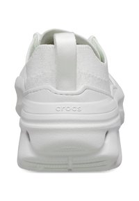 Weiße Crocs-Sneaker mit einer strukturierten Sohle, weichem Obermaterial und einem Zugschlaufe auf der Rückseite. Minimalistisches Design ohne sichtbare Muster.