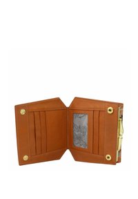 Bruine leren portemonnee met een gestructureerde afwerking. Beschikt over meerdere kaartsleuven, een transparant ID-venster en gouden hardware accenten.
