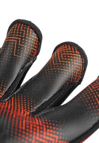 Schwarze Handschuhe mit strukturiertem Griff, die ein oranges geometrisches Muster aufweisen. Die Fingerspitzen haben ein gepunktetes Design für verbesserten Halt und Kontrolle.
