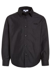 Maglietta nera a maniche lunghe con chiusura a bottoni, tessuto texture e orlo curvo. Include un discreto logo sul petto.