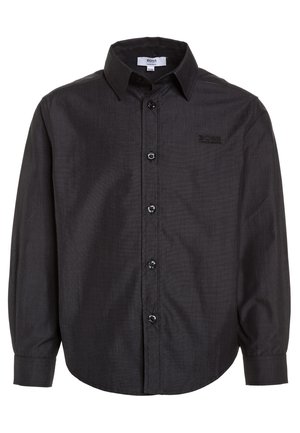 Zwarte longsleeve met een knoopsluiting aan de voorkant, textuurstof en een gebogen zoom. Inclusief subtiele branding op de borst.