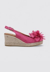 Escarpin compensé rose à bride arrière en tissu texturé, avec un accent floral sur l'orteil et un talon compensé en jute.