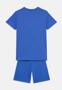 Set din bumbac albastru format dintr-un tricou și o pereche de pantaloni scurți. Tricoul are mâneci scurte și un gât rotund; pantalonii scurți dispun de un talie elastică și un croi simplu.