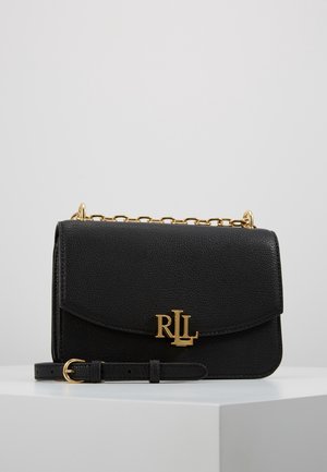 Sac bandoulière en cuir noir avec bandoulière chaîne dorée et logo "RLL" doré sur le rabat avant, présenté sur une surface blanche.