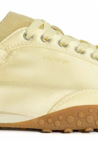 Baskets au dessus en satin crème, dotées d'œillets pour les lacets et d'une semelle en caoutchouc texturé de couleur gomme avec des motifs hexagonaux. "HOFF" embossé sur le côté.