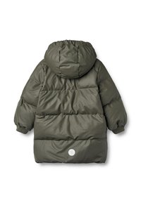 Olivgrön dunjacka med luva, som har ett quiltat mönster, elastiska muddar och en rund logotyp på den nedre vänstra delen av ryggen.