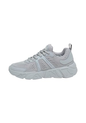 Lys grå sneaker med mesh-paneler, tykk såle og fremtredende merkevare på siden. Egnet for hverdags- eller treningstøy.