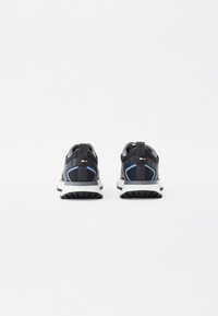 Sportschoenen met een zwarte mesh bovenzijde, blauwe accenten en een witte tussenzool. Voorzien van een gewatteerde kraag en een gestructureerde rubberen loopzool voor grip.