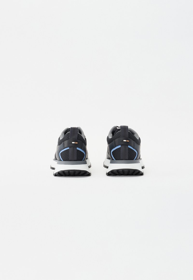Sportschuhe mit schwarzem Mesh-Obermaterial, blauen Akzenten und einer weißen Zwischensohle. Verfügt über einen gepolsterten Schaft und eine strukturierte Gummisohle für guten Halt.