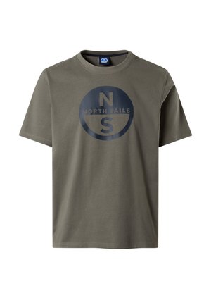 T-shirt en coton vert olive avec manches courtes, col rond, et un logo circulaire bleu marine avec les lettres « N » et « S » au centre.