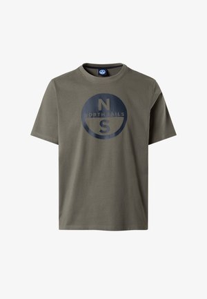 T-shirt en coton vert olive avec manches courtes, col rond, et un logo circulaire bleu marine avec les lettres « N » et « S » au centre.