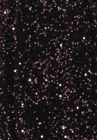 Mustmust kangas, millel on tihedalt pakitud roosakas-lilla sädelevad helmed, luues sujuva ja läikiva tekstuuri, mis peegeldab valgust ja loob sädeleva efekti.