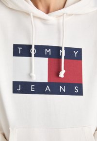 Tommy Jeans FLAG HOODIE - Felpa - ancient white
