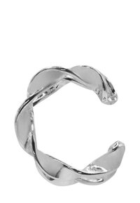 Anello d'argento intrecciato con una finitura metallica lucida. Design aperto con curve morbide, caratterizzato da due filamenti intrecciati.