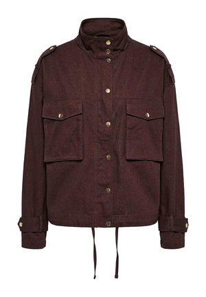 Bruine korte jas met drukknoopsluiting, twee klepzakken aan de voorkant, hoge hals, schouderepauletten en verstelbare polsbandjes.