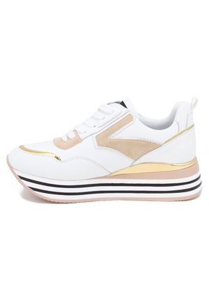 Sneaker bianco con dettagli in pelle e camoscio, dotato di rifiniture dorate e una suola spessa a strisce nei colori rosa, nero e bianco. Design con lacci.
