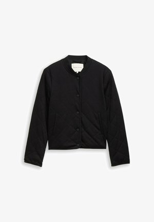 Czarna pikowana kurtka z okrągłym dekoltem, zatrzaskami i bocznymi kieszeniami. Wykonana z fakturowanego materiału, o krótkim kroju.