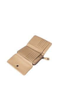 Beige leren portemonnee met rits, meerdere kaartsleuven en een drukknoopsluiting. Smooth textuur met een minimalist ontwerp. Geopend zicht.