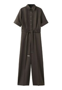 Dunkelbrauner Kurzarm-Overall mit Knöpfen vorne, einem Kragen, weiten Beinen und einem passenden Stoffgürtel, der in der Taille gebunden ist.