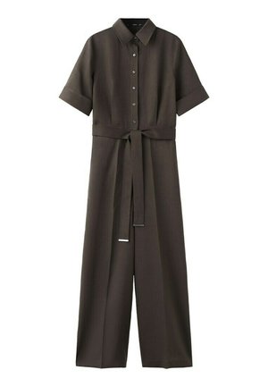 Combinaison à manches courtes de couleur marron foncé avec des boutons sur le devant, un col, des jambes larges et une ceinture assortie en tissu nouée à la taille.