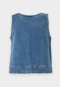 Τζιν αμάνικη μπλούζα σε μεσαίο μπλε χρώμα με στρογγυλή λαιμόκοψη. Διαθέτει διακριτική υφή και ίσιο τελείωμα, με ελάχιστες λεπτομέρειες ραφής.