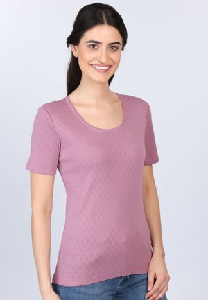 Kurzärmliges T-Shirt mit Rundhalsausschnitt in Helllila mit strukturiertem Muster; weicher Stoff, taillierte Passform und glatte Nähte entlang der Kanten.