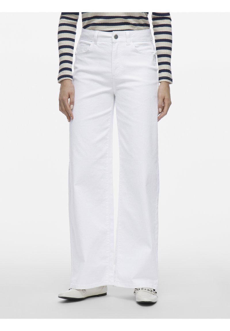 Jeans blancos de pierna ancha hechos de denim, con una cintura alta y corte recto. Incluyen bolsillos frontales y un cierre de botón metálico.