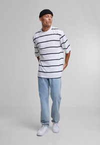 Urban Classics OVERSIZED SLEEVE MODERN STRIPE - T-shirts med print - white navy