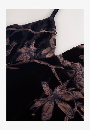 Rochie din catifea neagră cu model floral maro, având bretele subțiri și o textură moale. Designul include frunze și flori imprimate pe întreaga suprafață.