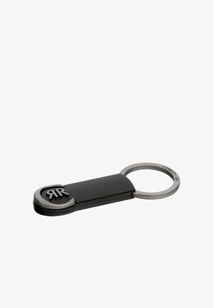 Llavero de metal negro texturizado con un anillo redondo grabado con "Cerruti 1881" y logo en relieve "RR" en un extremo.
