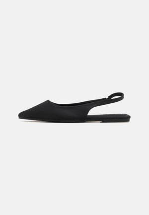 Melna slingback plakanā kurpe ar norādītu purngalu, gludu sintētisku materiālu un minimālistisku dizainu. Iespējota atvērta papēža un teksturēta zole.