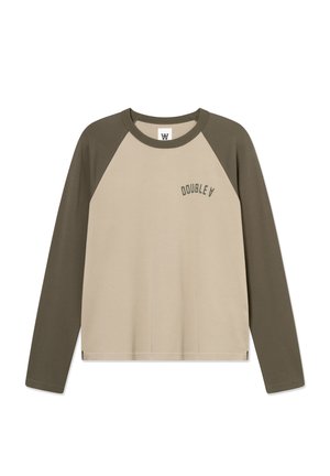 T-shirt à manches longues beige et vert olive, avec un col rond, des manches raglan et un texte « DOUBLE V » en impression subtile.